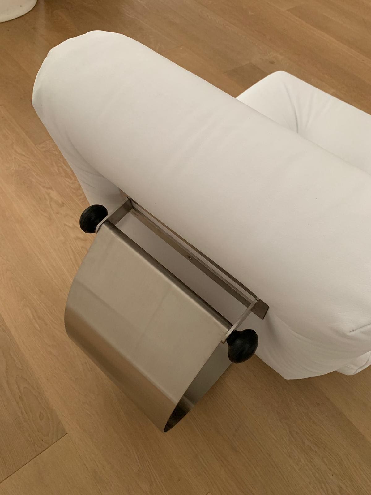 Oscar Niemeyer – Fauteuil et ottoman blanc Alta – 1970