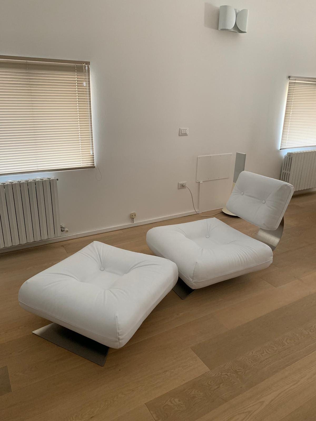 Oscar Niemeyer – Fauteuil et ottoman blanc Alta – 1970