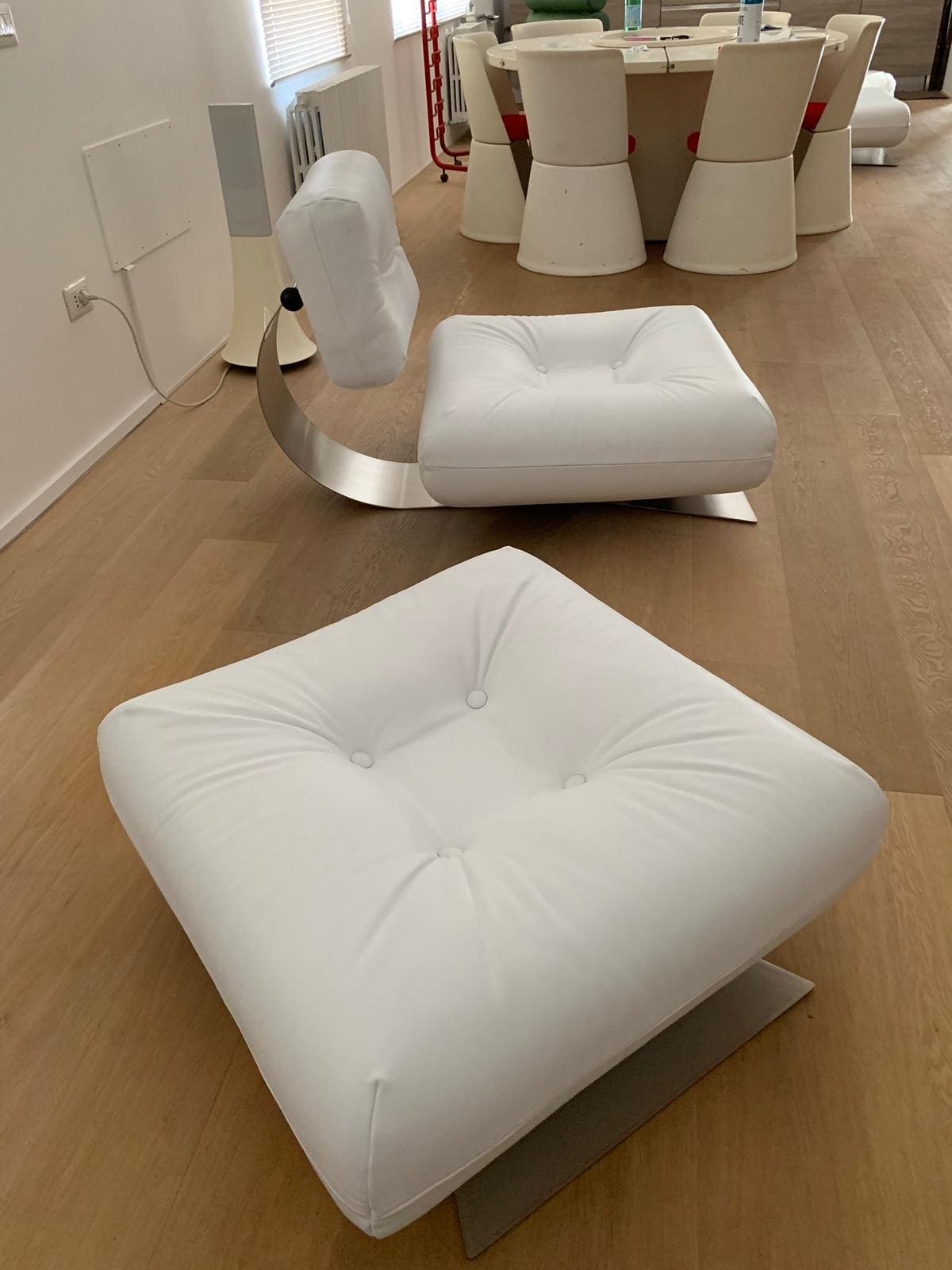 Oscar Niemeyer – Fauteuil et ottoman blanc Alta – 1970