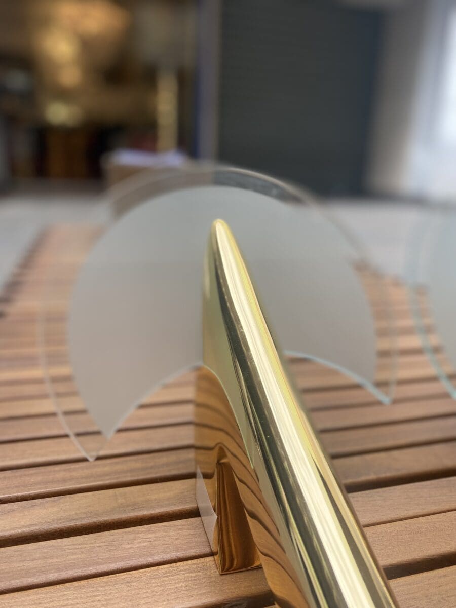 Paire d&rsquo;appliques Alien – Laiton et verre sablé