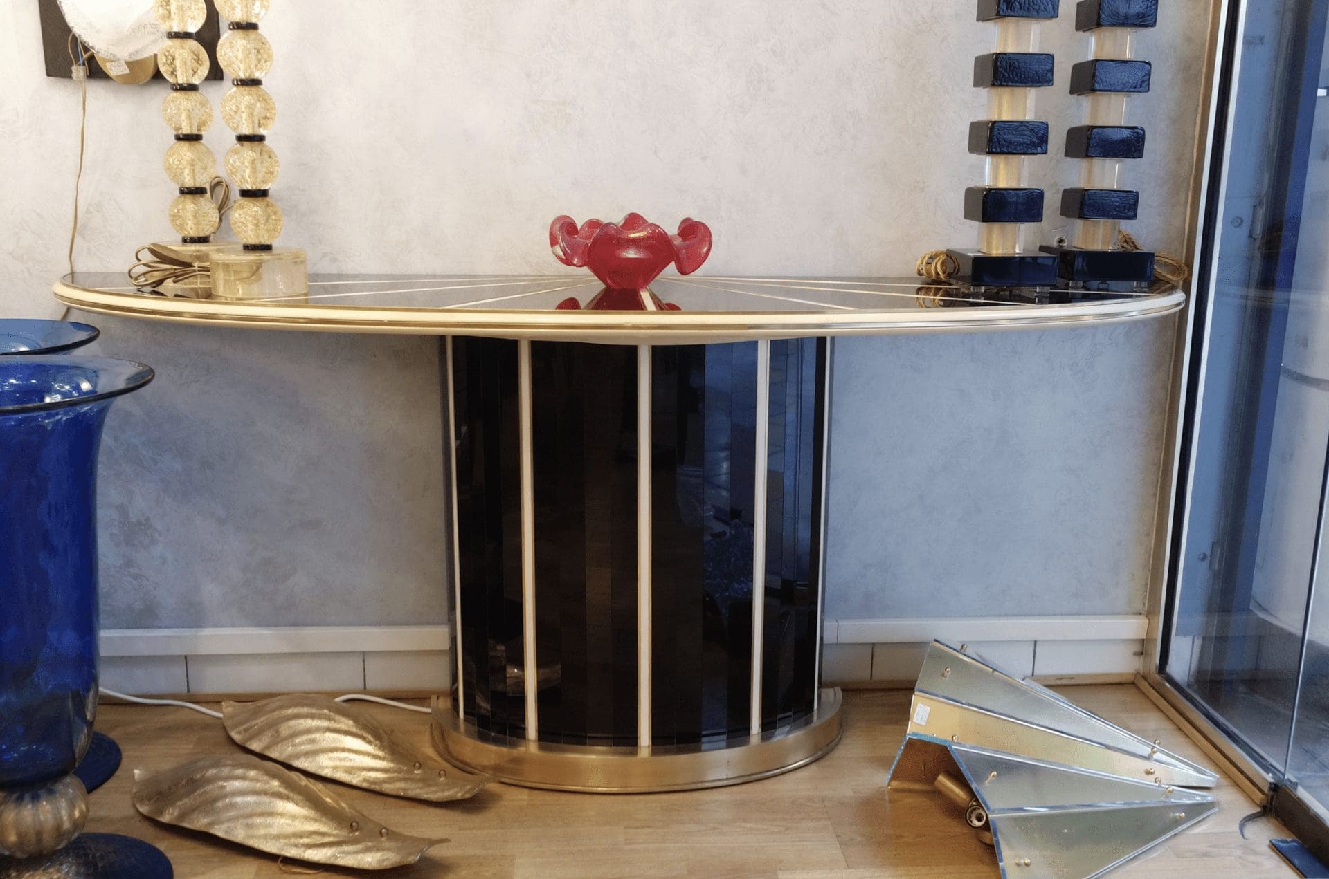 Paire de consoles en verre teinté noir et crème, années 1970