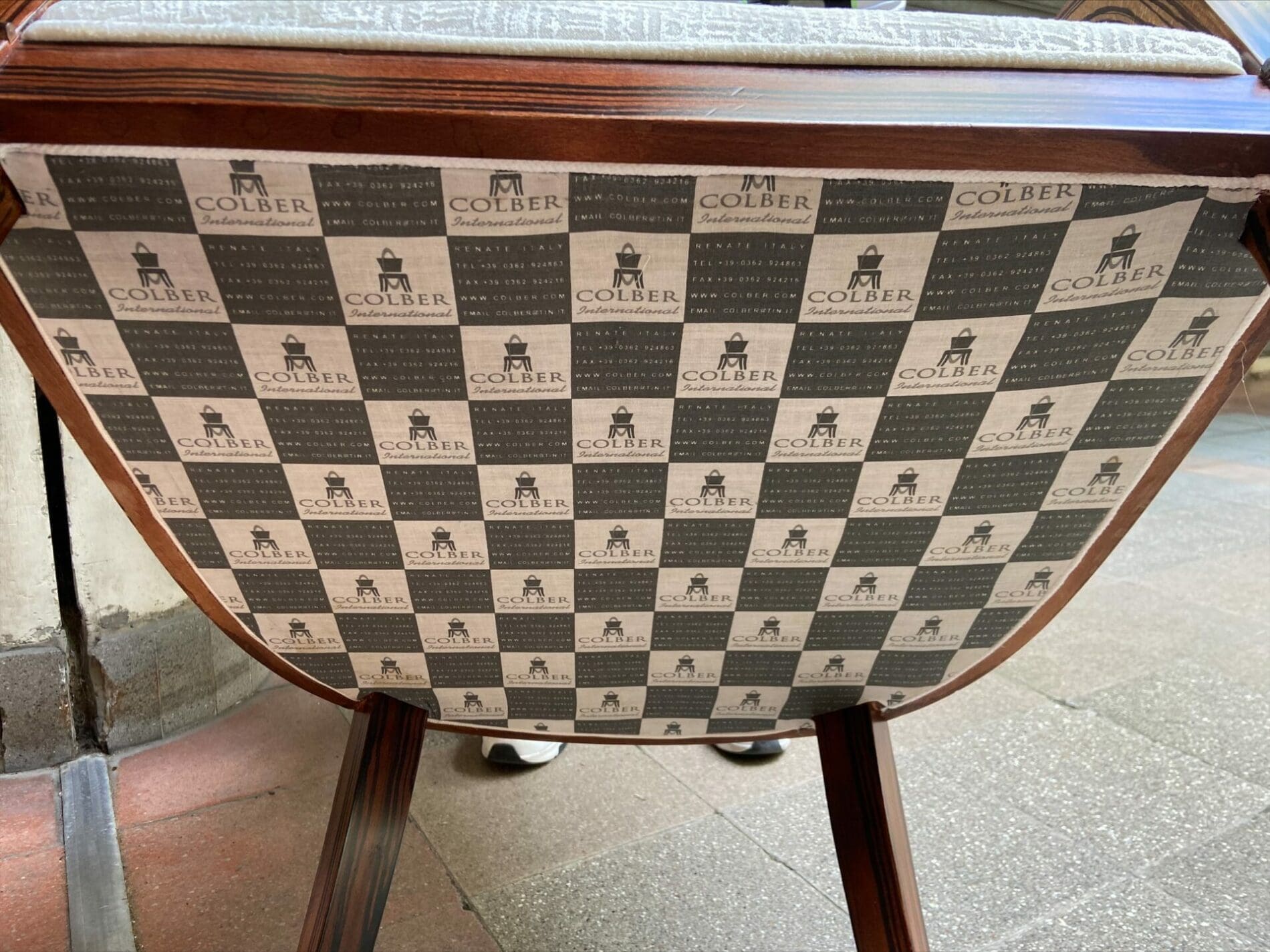 Paire de fauteuils Colbert International circa 1990
