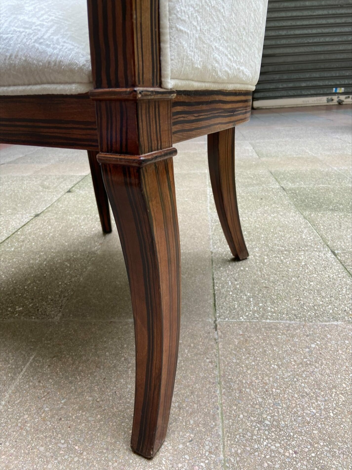 Paire de fauteuils Colbert International circa 1990