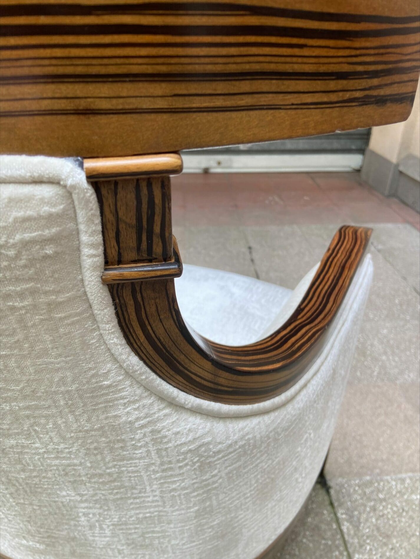 Paire de fauteuils Colbert International circa 1990