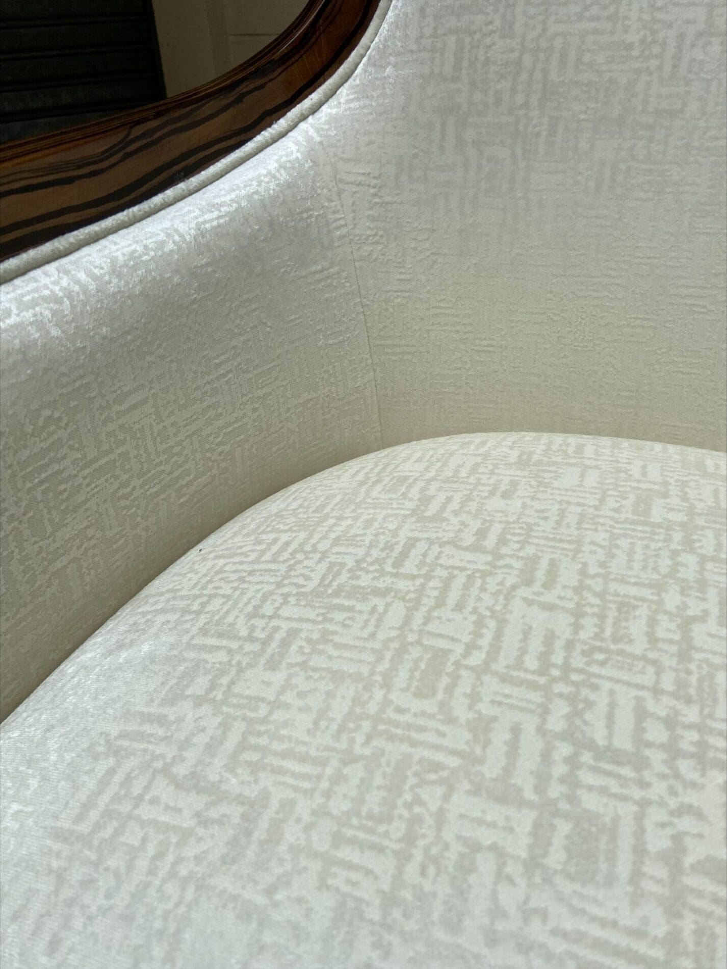 Paire de fauteuils Colbert International circa 1990