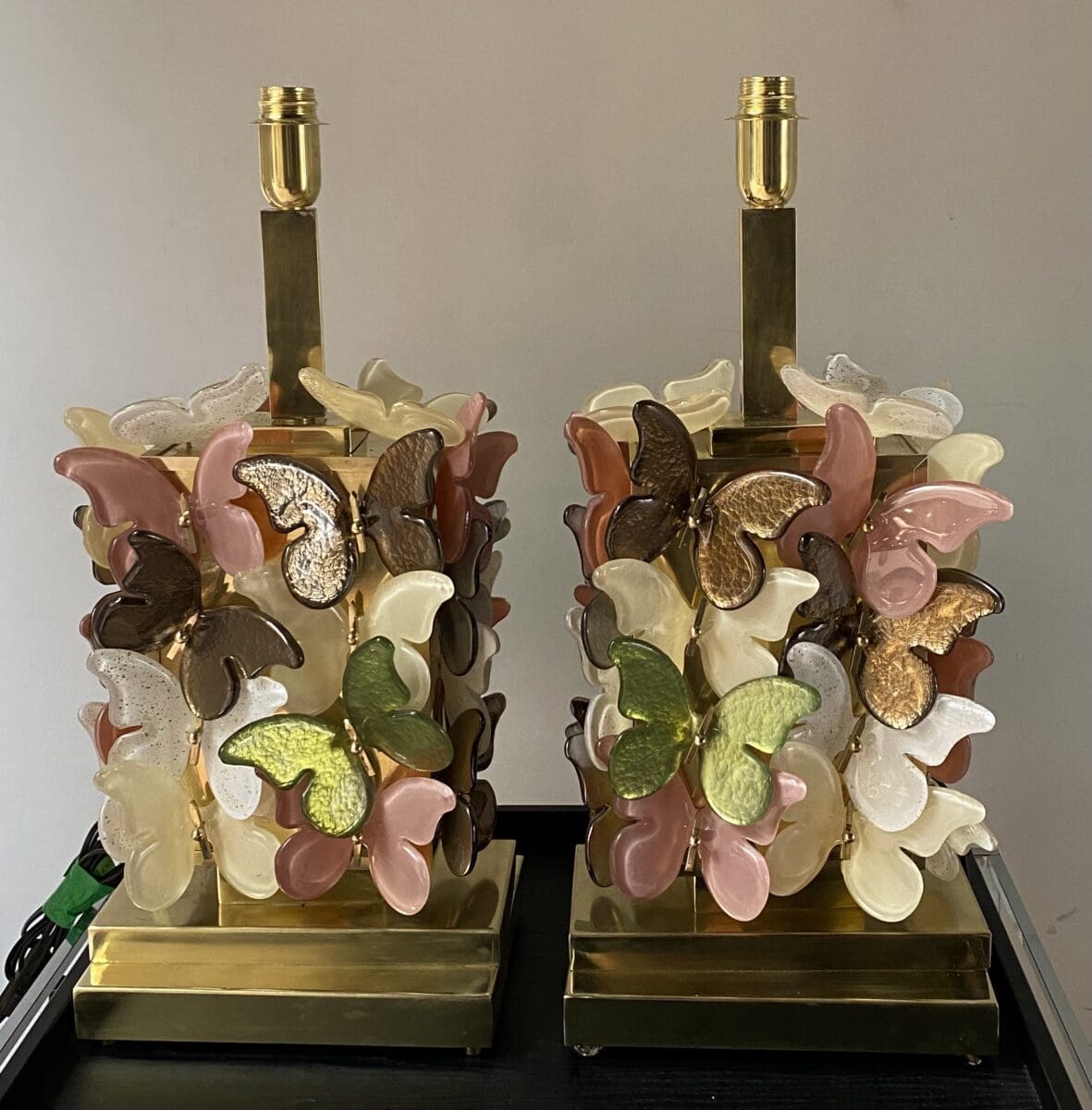Paire de lampes en métal doré et verre de Murano avec motifs papillons