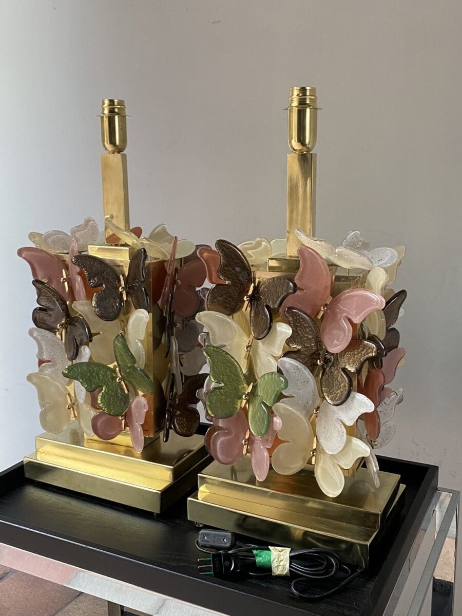 Paire de lampes en métal doré et verre de Murano avec motifs papillons