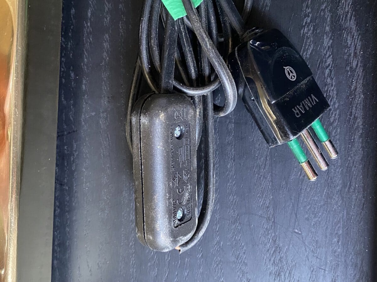 Paire de lampes en métal doré et verre de Murano avec motifs papillons