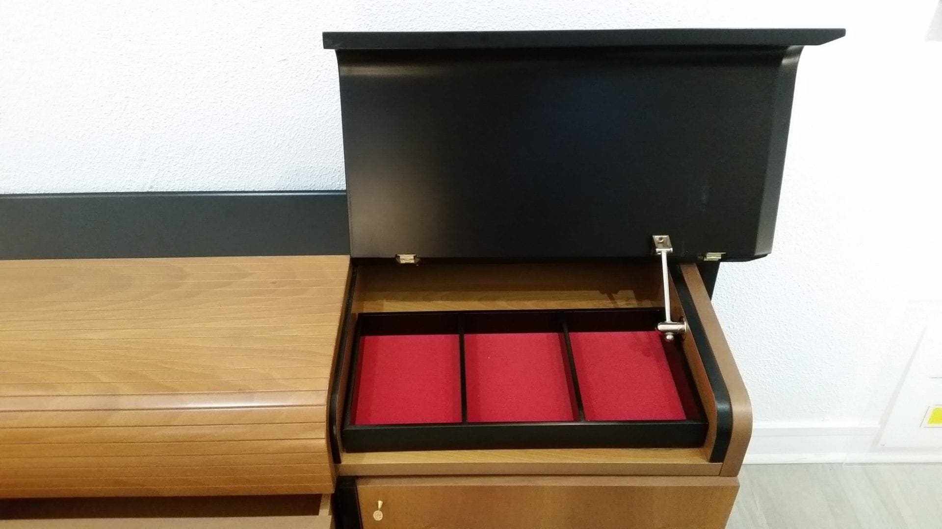 Pierre CARDIN – Buffet vintage en bois lacqué noir et teck – circa 1980