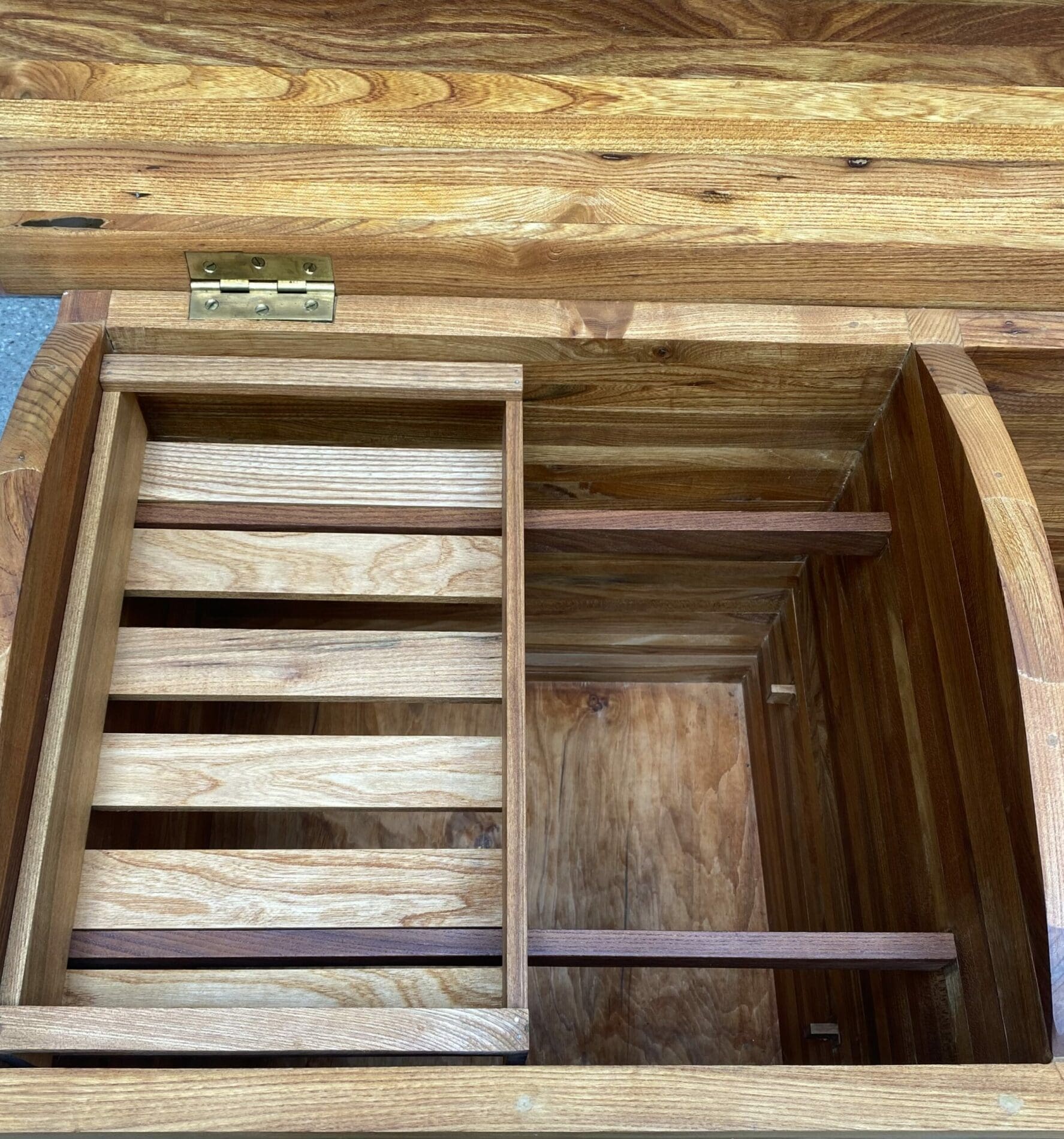 Coffre R25 en Orme par Pierre Chapo – Circa 1970