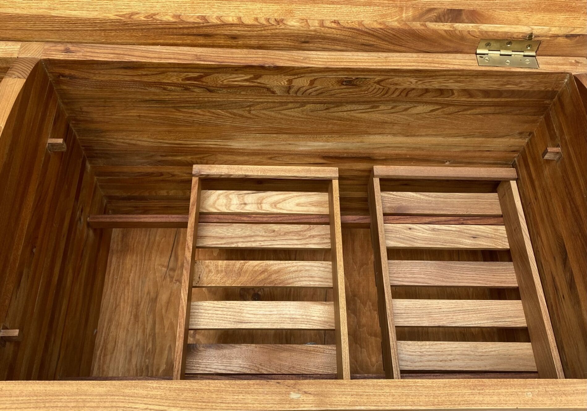 Coffre R25 en Orme par Pierre Chapo – Circa 1970