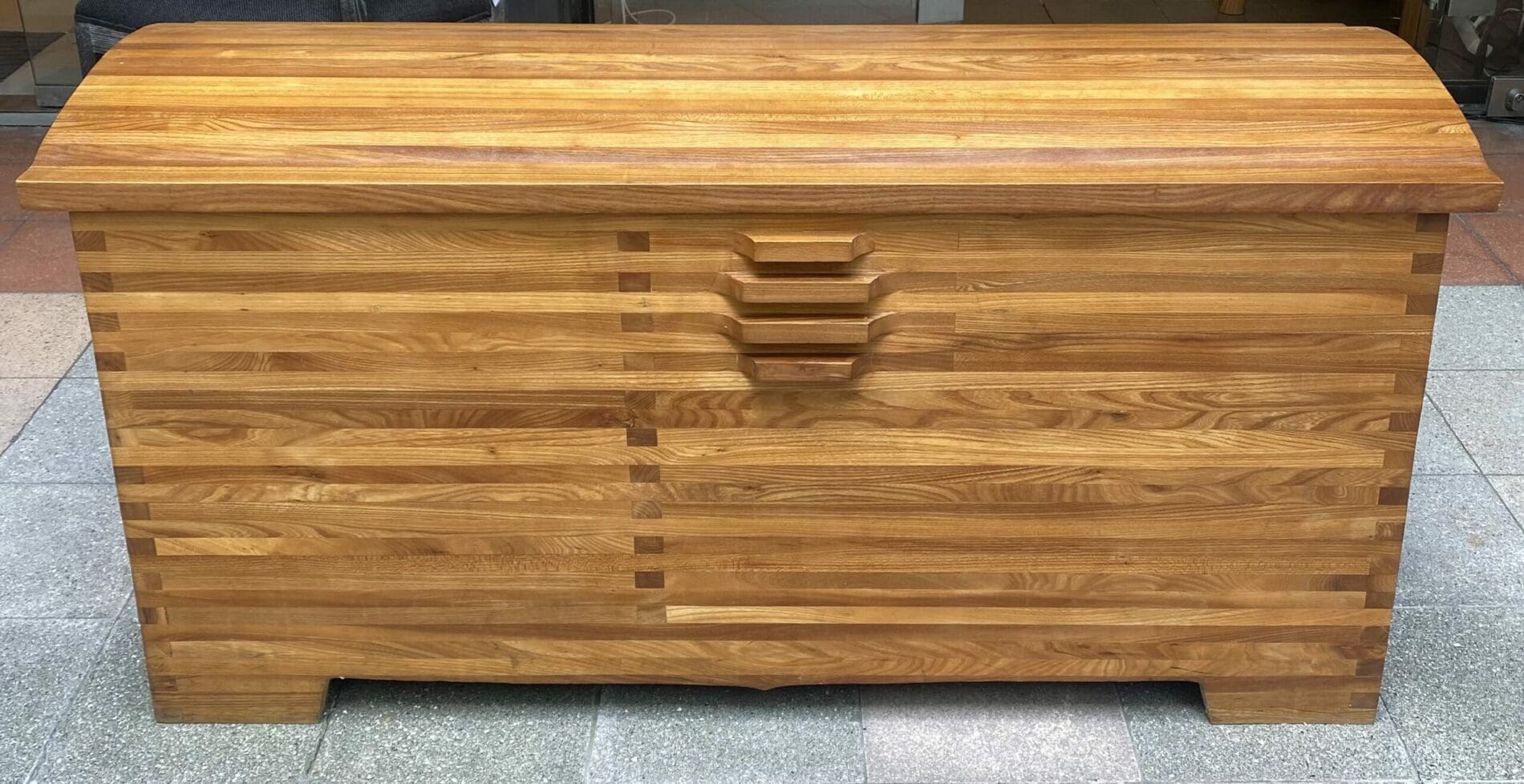 Coffre R25 en Orme par Pierre Chapo – Circa 1970