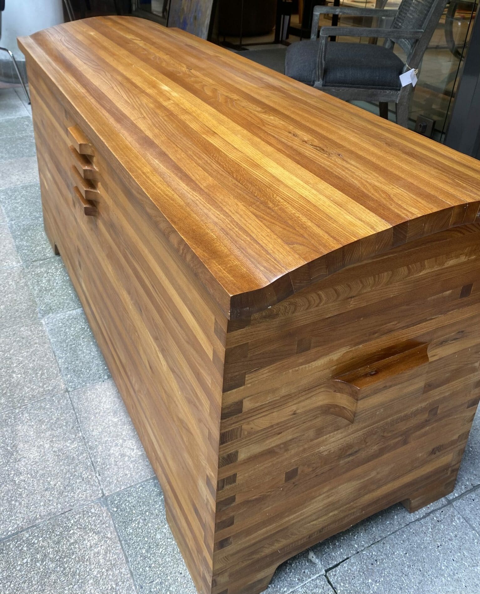 Coffre R25 en Orme par Pierre Chapo – Circa 1970