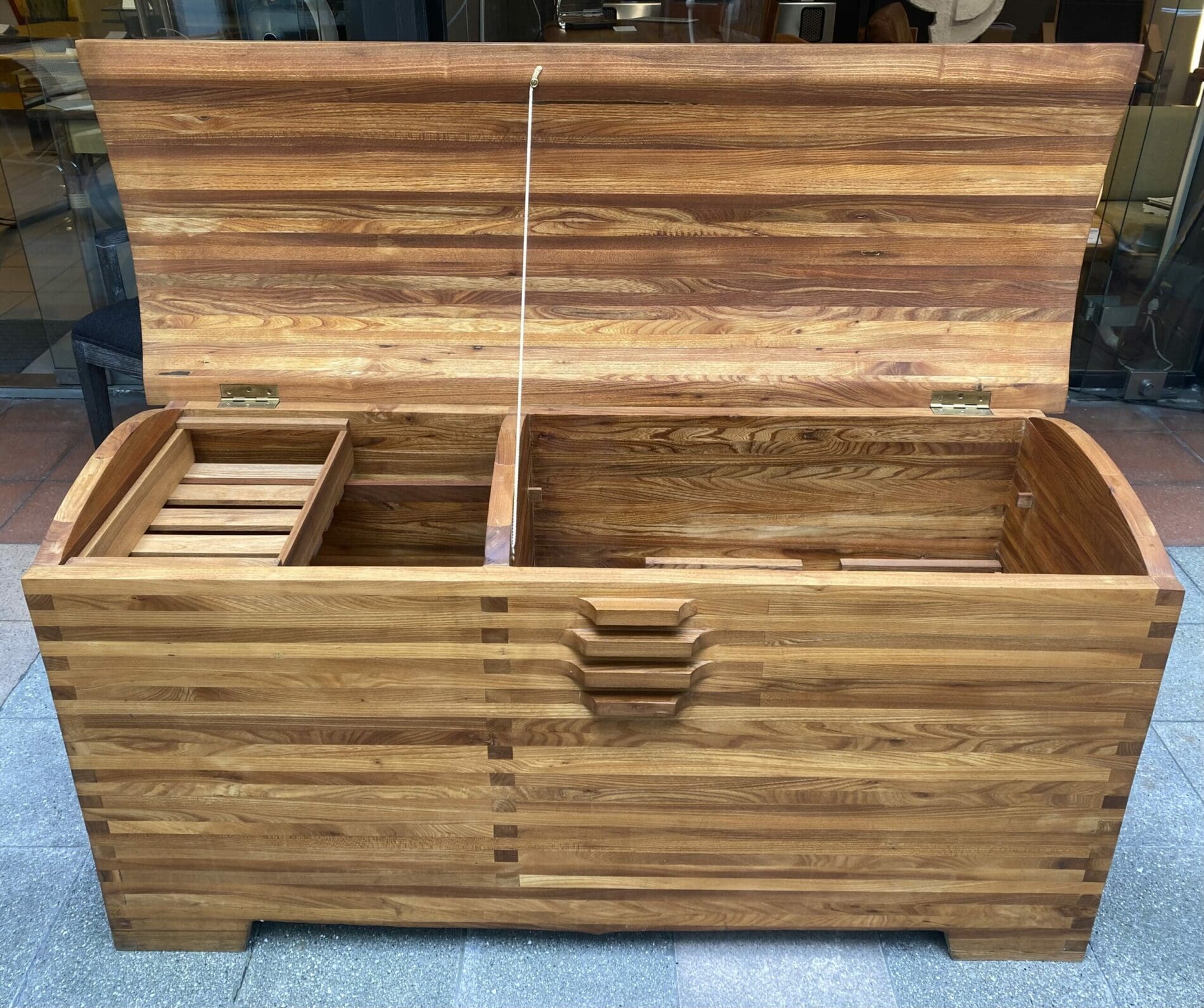 Coffre R25 en Orme par Pierre Chapo – Circa 1970