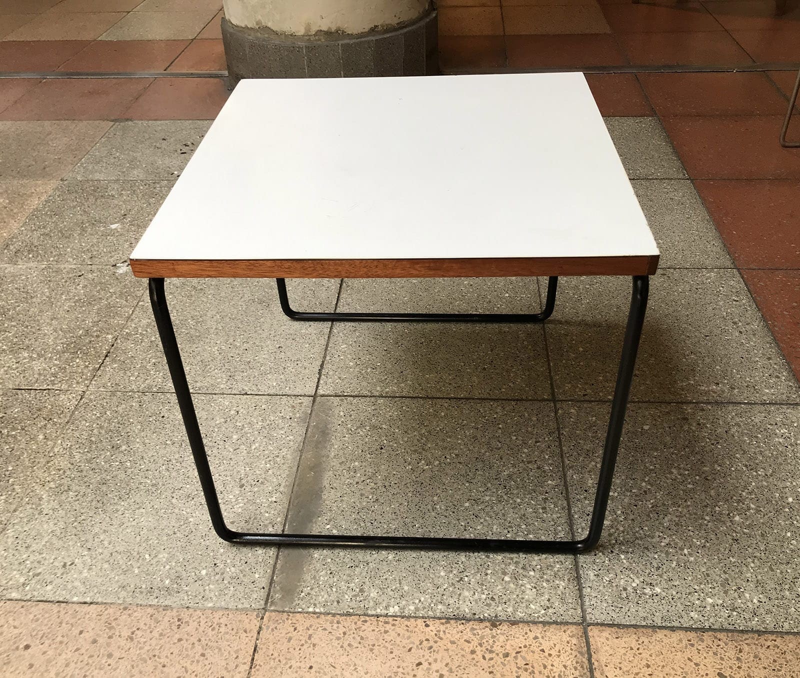 Pierre GUARICHE – Table basse blanche Modèle » Volante « , 1955