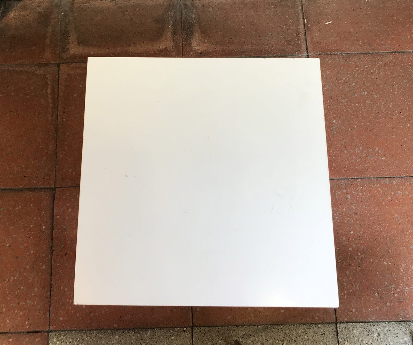 Pierre GUARICHE – Table basse blanche Modèle » Volante « , 1955