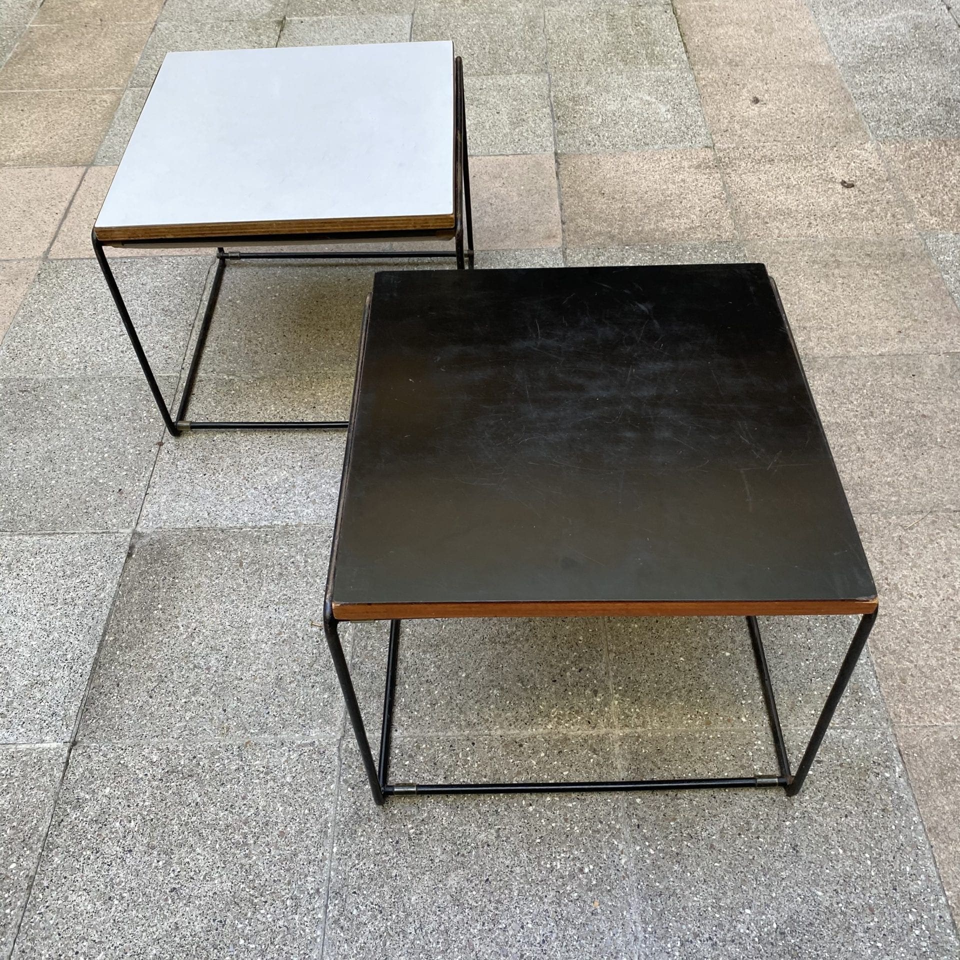 Pierre Guariche – Paire de Tables d&rsquo;appoints / Tabourets