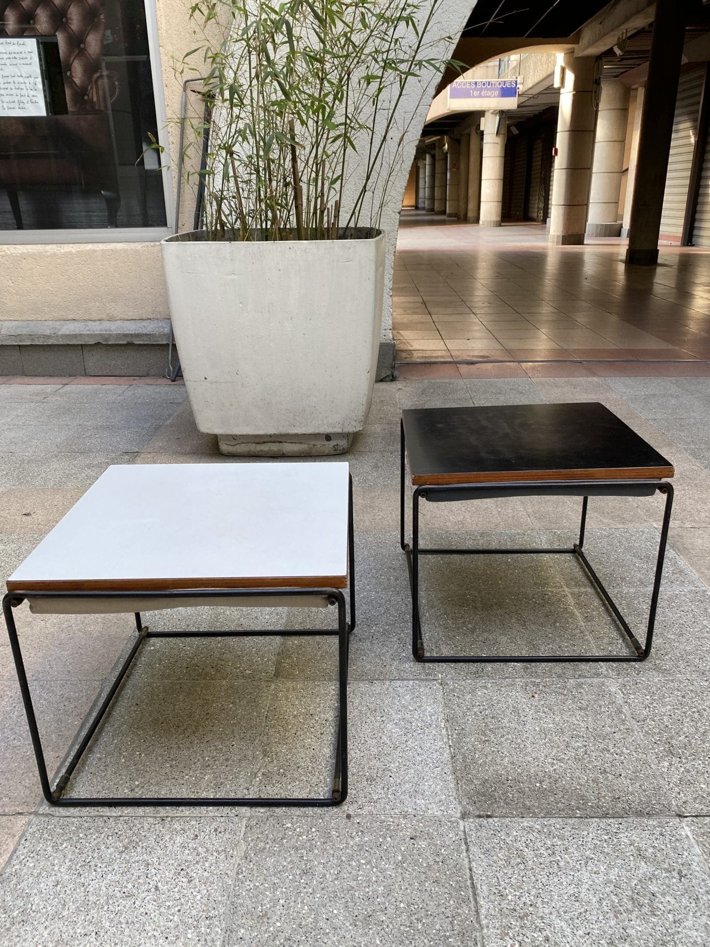 Pierre Guariche – Paire de Tables d&rsquo;appoints / Tabourets