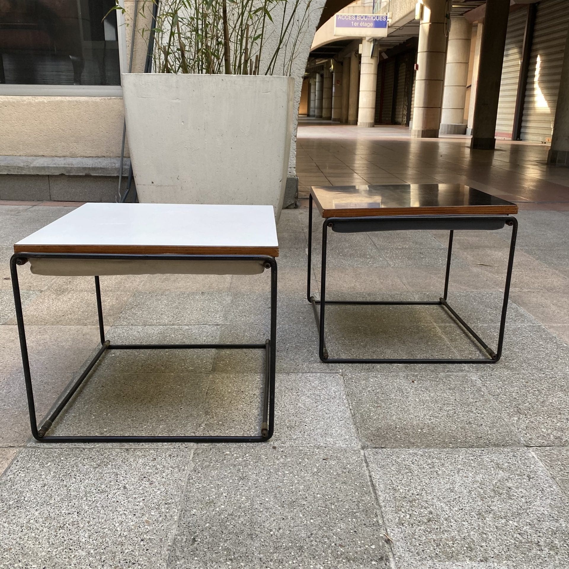 Pierre Guariche – Paire de Tables d&rsquo;appoints / Tabourets