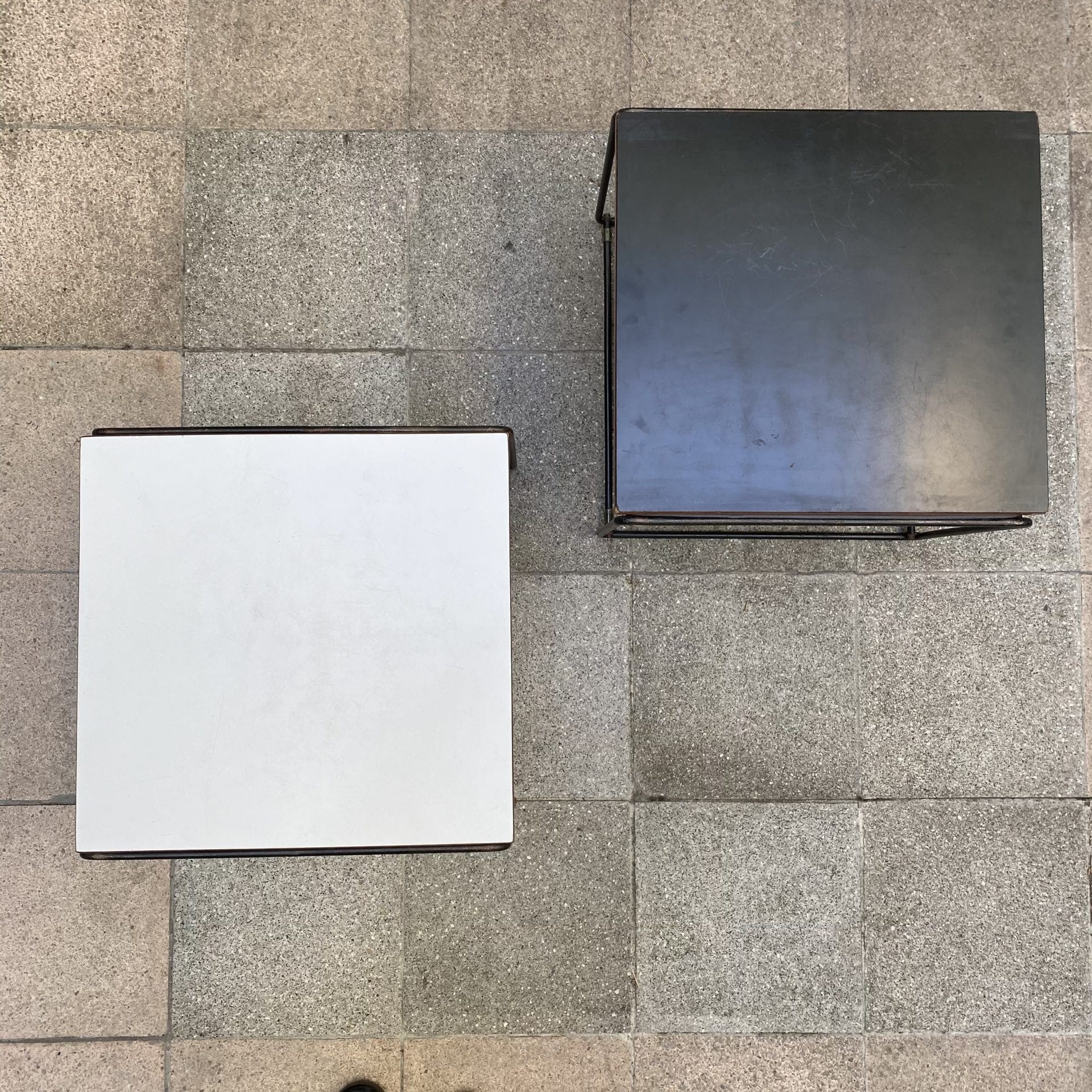 Pierre Guariche – Paire de Tables d&rsquo;appoints / Tabourets