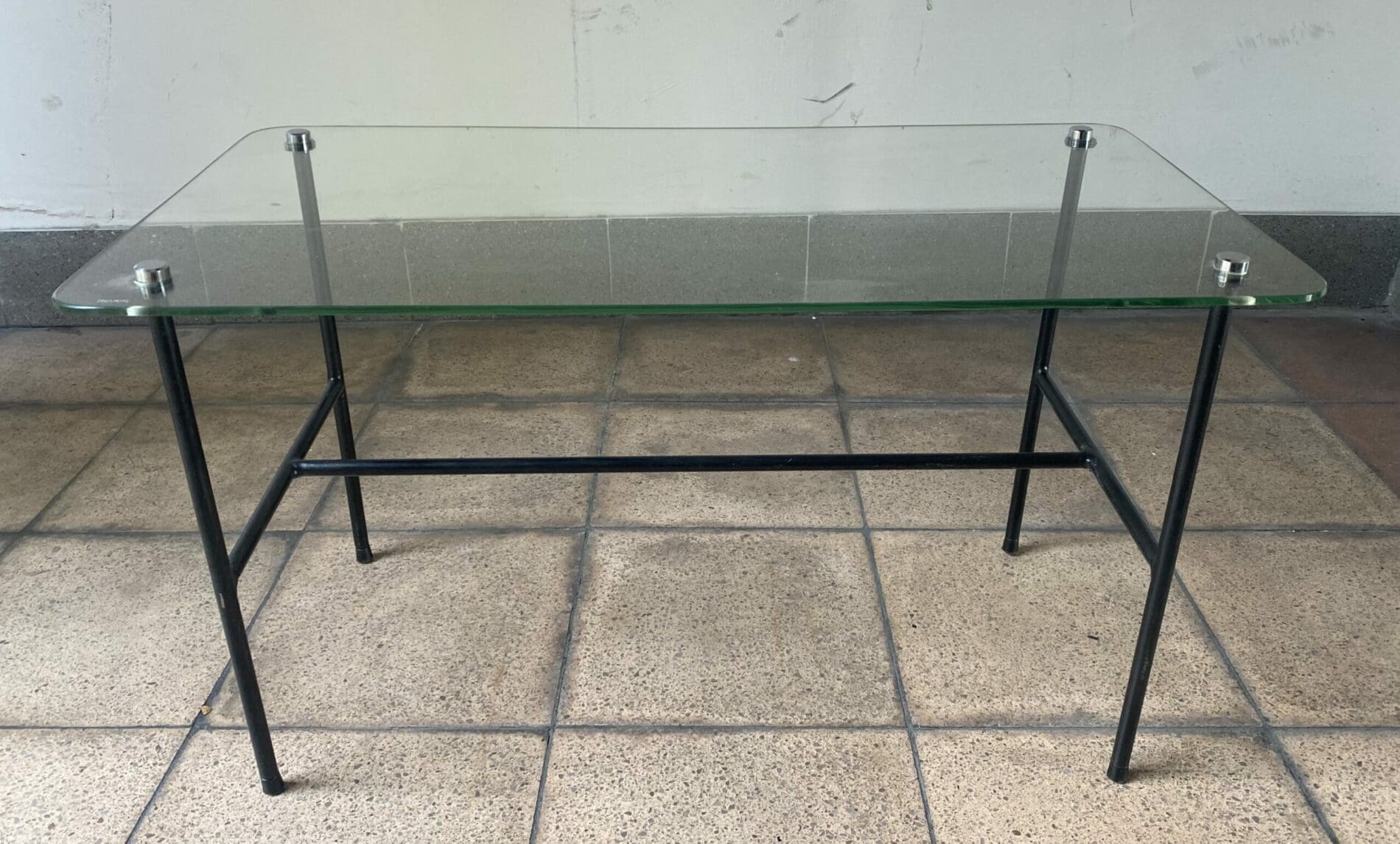 Table basse française de Pierre Guariche éditée par Steiner – Verre et acier