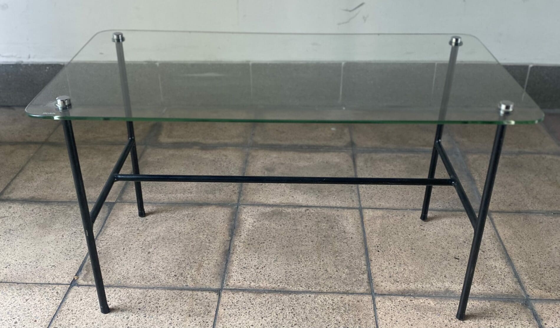 Table basse française de Pierre Guariche éditée par Steiner – Verre et acier