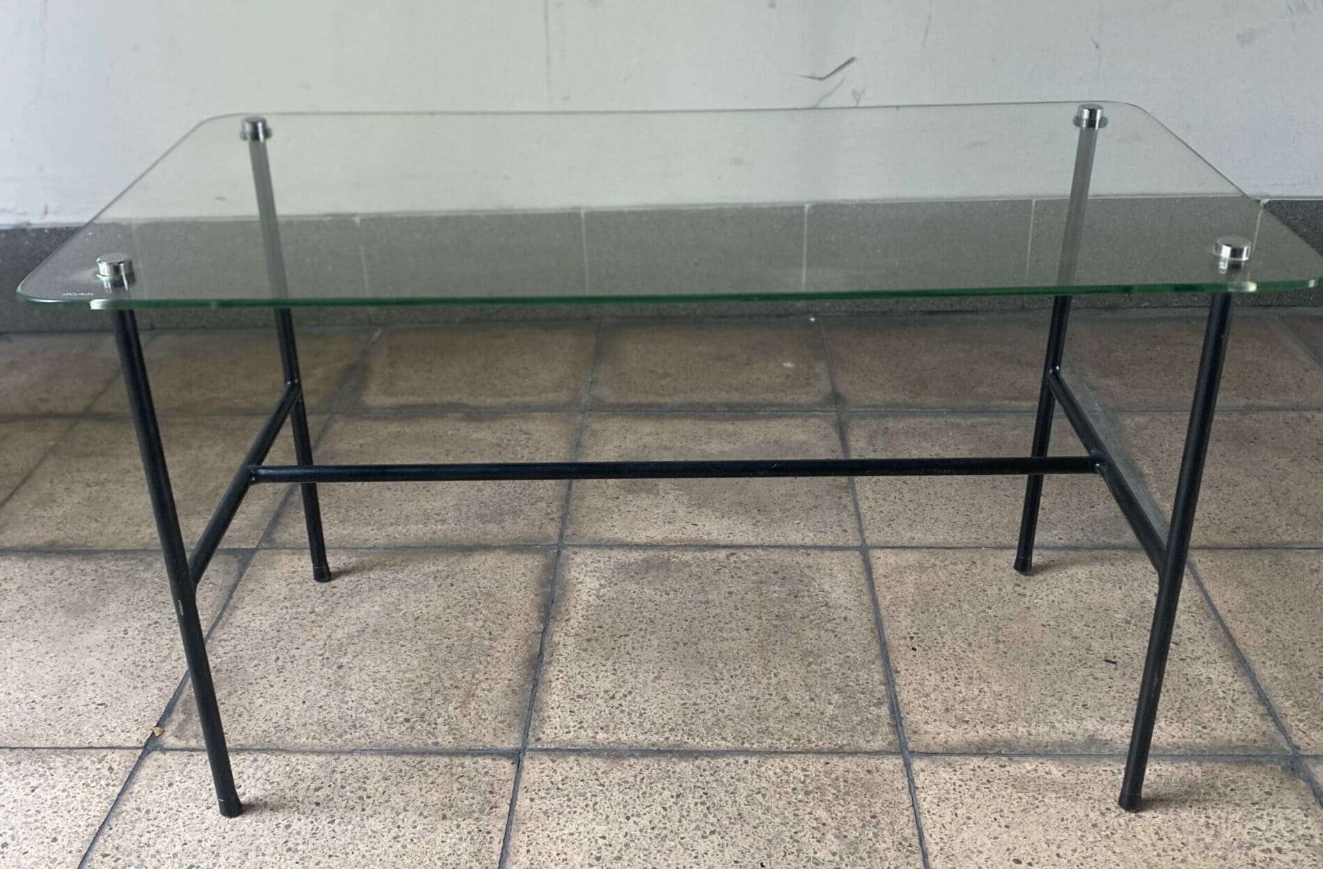 Table basse française de Pierre Guariche éditée par Steiner – Verre et acier