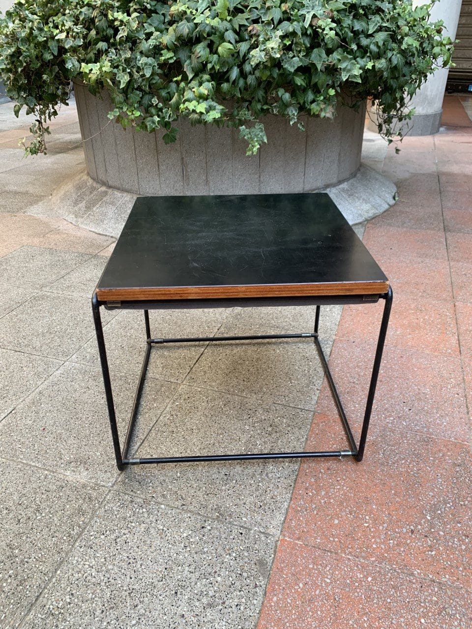 Pierre Guariche – Table d’appoint réversible noire