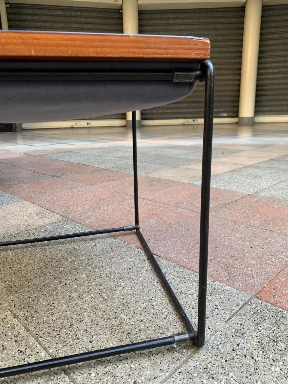 Pierre Guariche – Table d’appoint réversible noire
