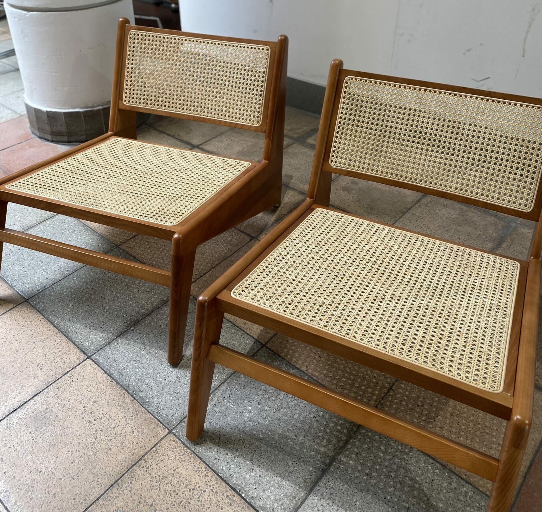 Fauteuil Kangourou dans le Style de Pierre Jeanneret : Une Icône du Design Mid-Century