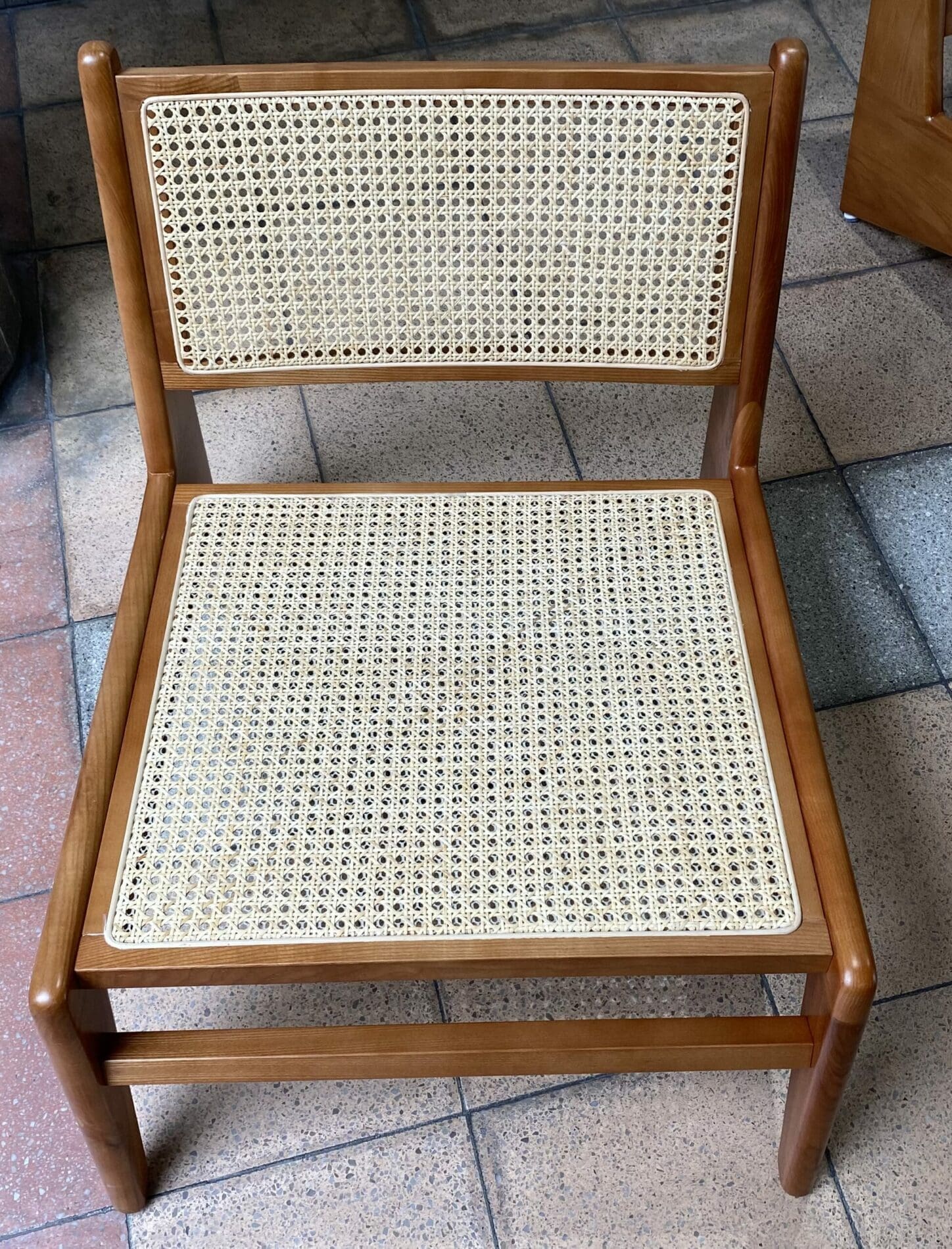Fauteuil Kangourou dans le Style de Pierre Jeanneret : Une Icône du Design Mid-Century