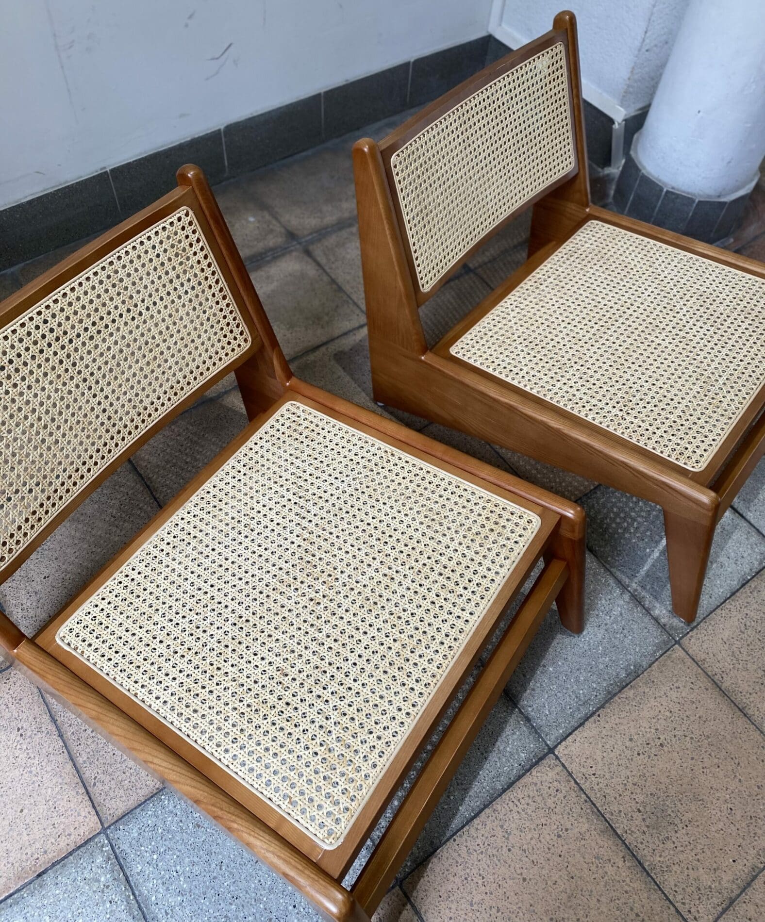 Fauteuil Kangourou dans le Style de Pierre Jeanneret : Une Icône du Design Mid-Century