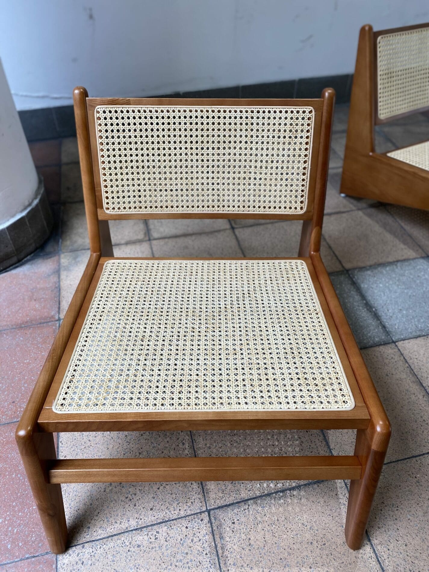 Fauteuil Kangourou dans le Style de Pierre Jeanneret : Une Icône du Design Mid-Century