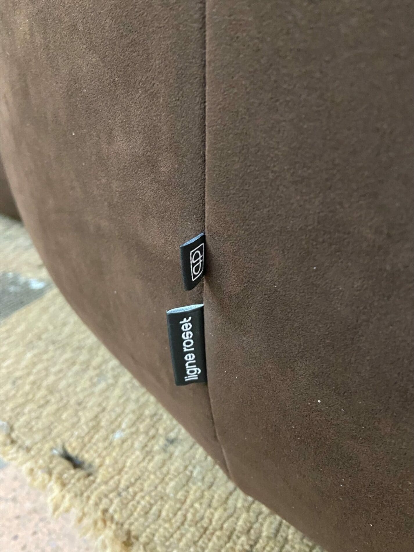 Canapé 2 places Pumpkin par Pierre Paulin en alcantara marron, édition Ligne Roset (circa 2015)