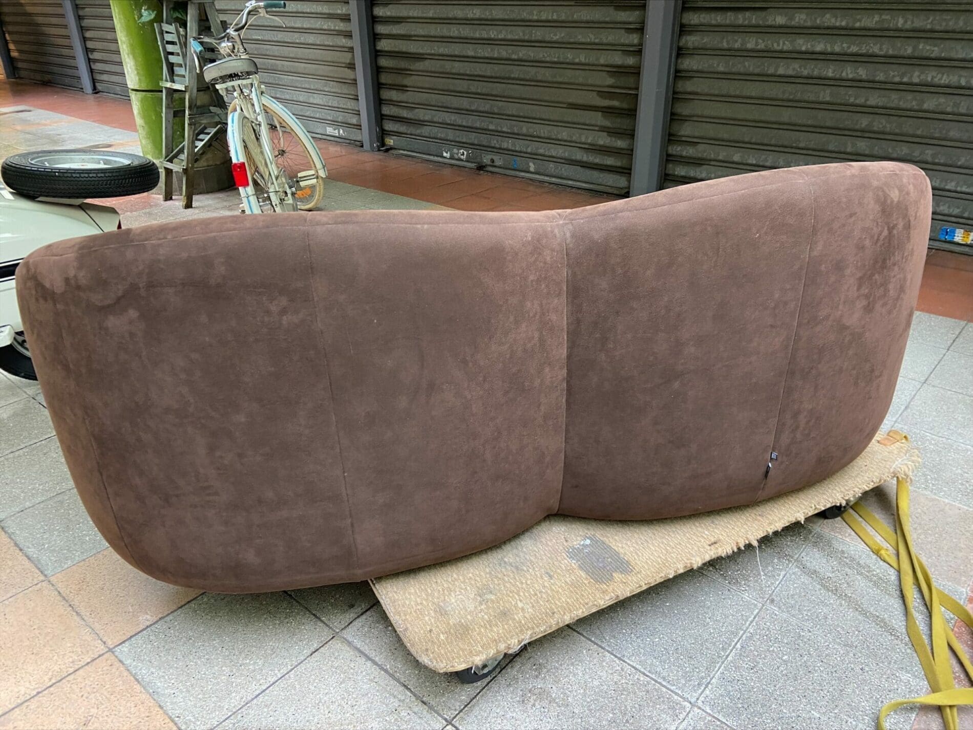 Canapé 2 places Pumpkin par Pierre Paulin en alcantara marron, édition Ligne Roset (circa 2015)