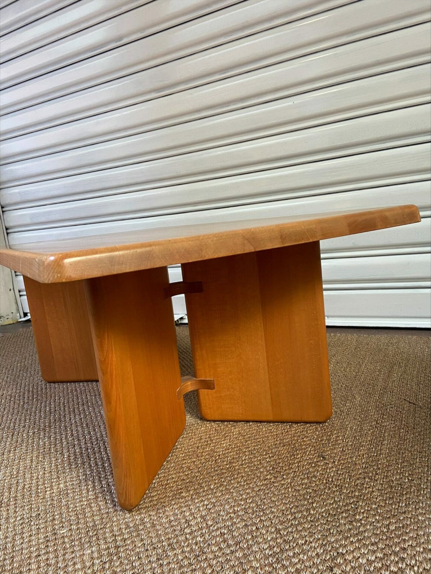 Nissen & Gehl — Table basse en hêtre massif et orme, Ébénisterie Seltz