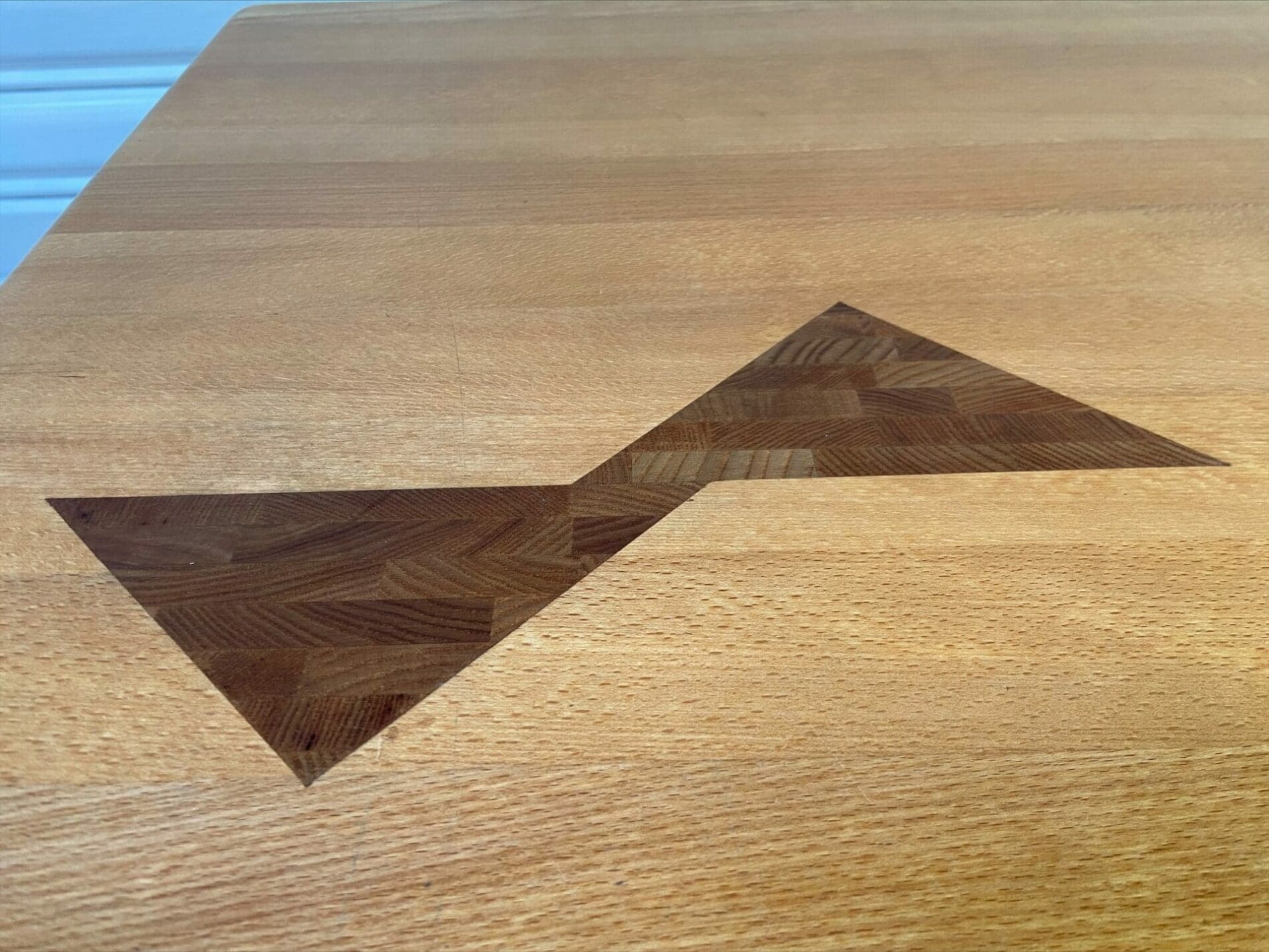 Nissen & Gehl — Table basse en hêtre massif et orme, Ébénisterie Seltz