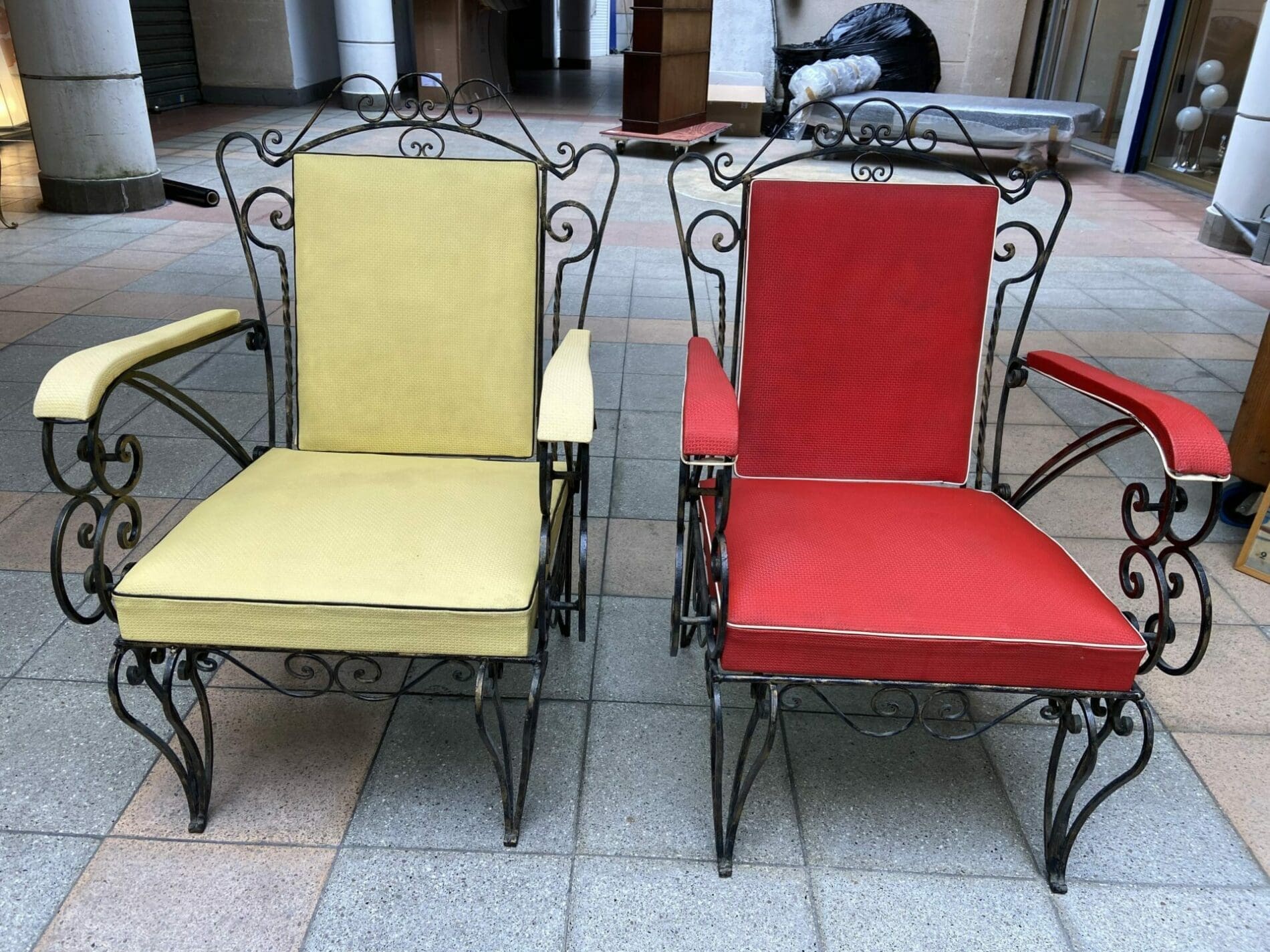 Robert Merceris  – Paire de fauteuils rouge et jaune