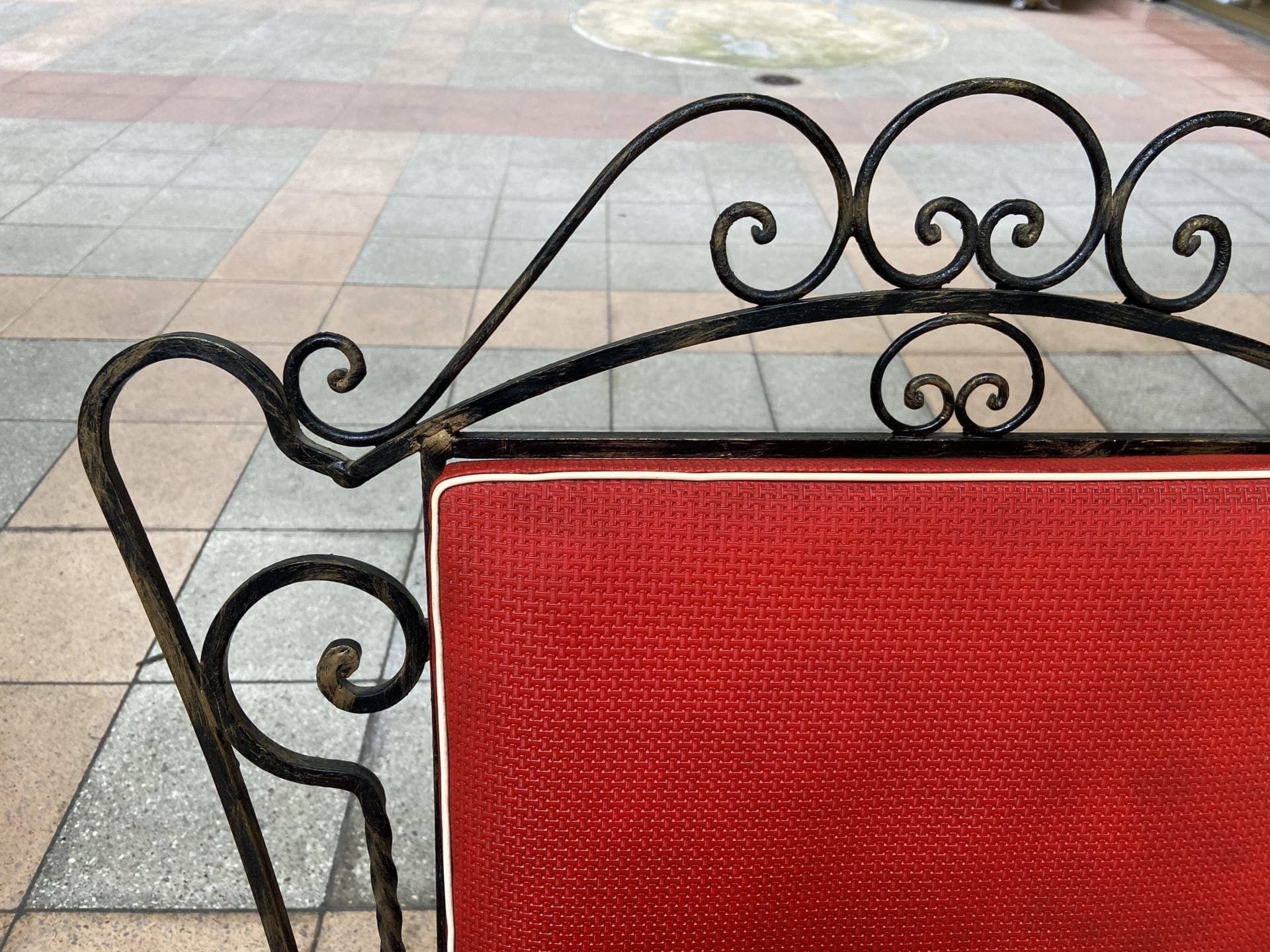 Robert Merceris  – Paire de fauteuils rouge et jaune