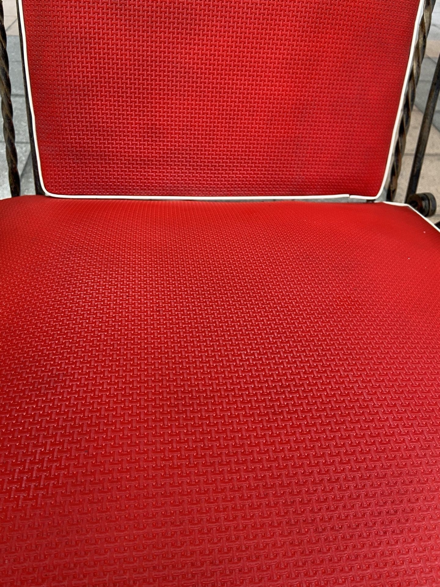 Robert Merceris  – Paire de fauteuils rouge et jaune