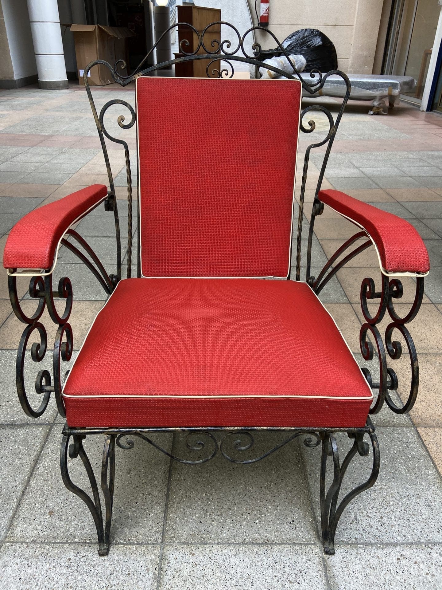 Robert Merceris  – Paire de fauteuils rouge et jaune