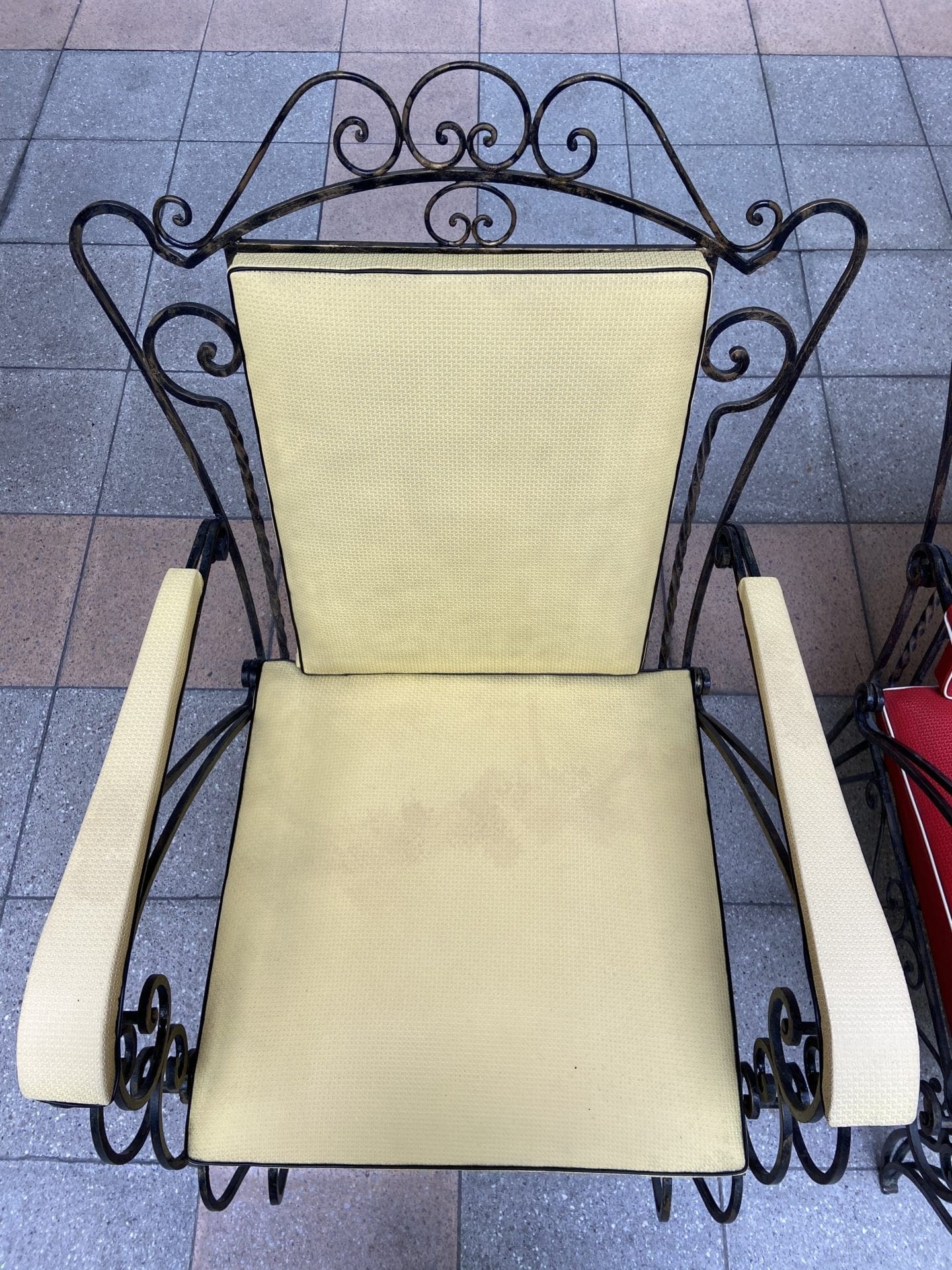 Robert Merceris  – Paire de fauteuils rouge et jaune