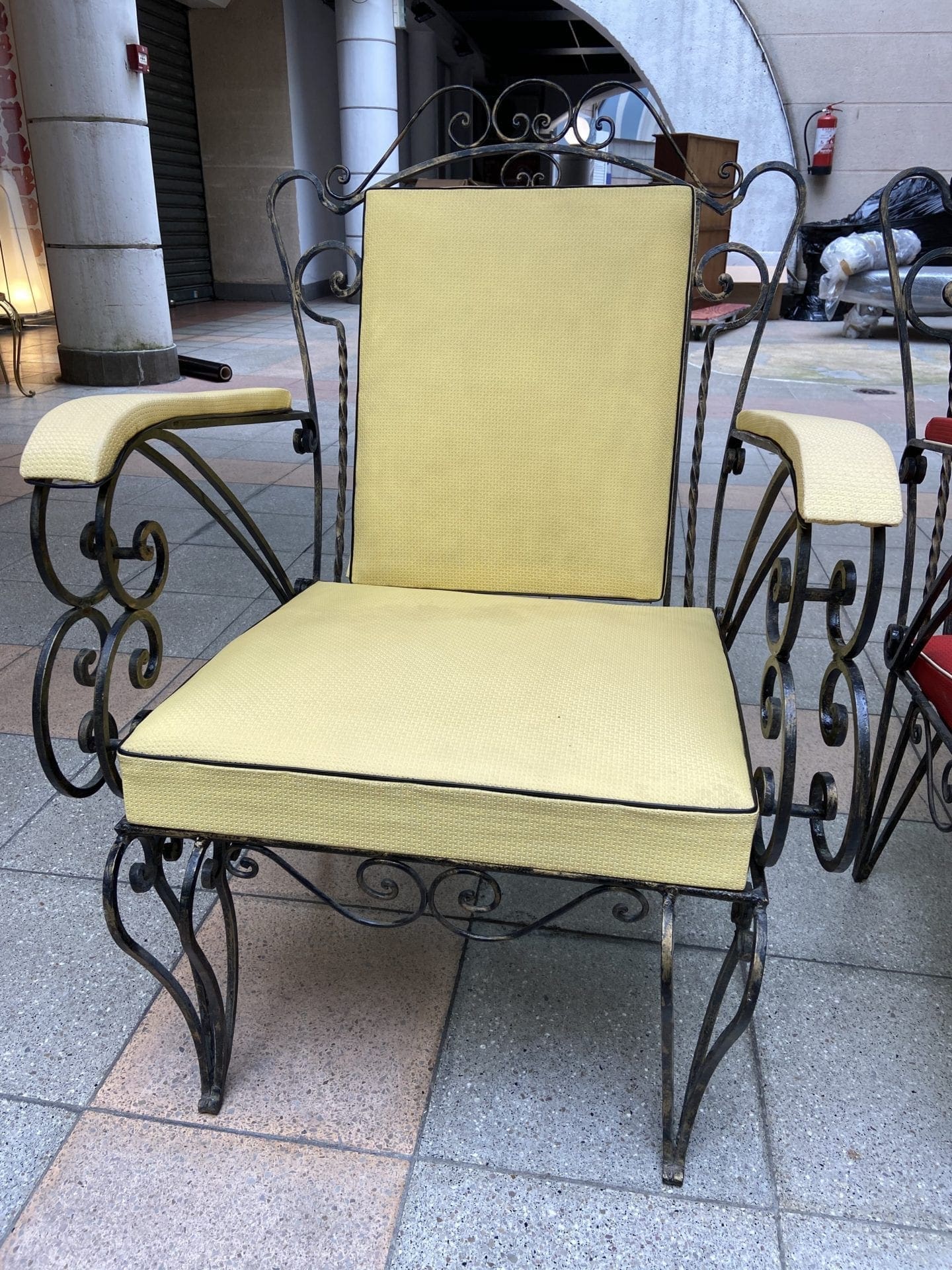 Robert Merceris  – Paire de fauteuils rouge et jaune