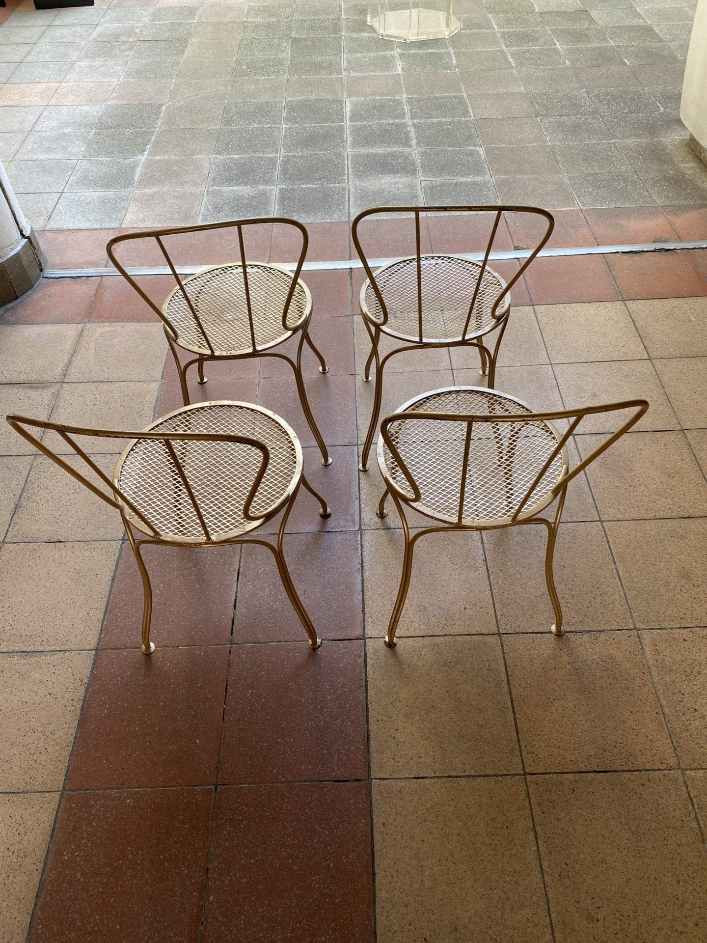 Suite de 4 chaises en métal doré fin XIXe-début XXe