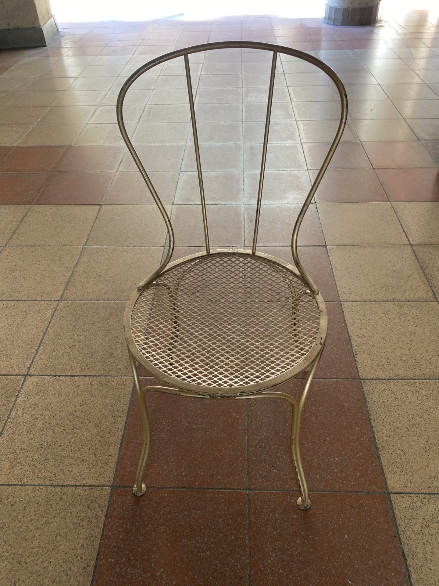 Suite de 4 chaises en métal doré fin XIXe-début XXe