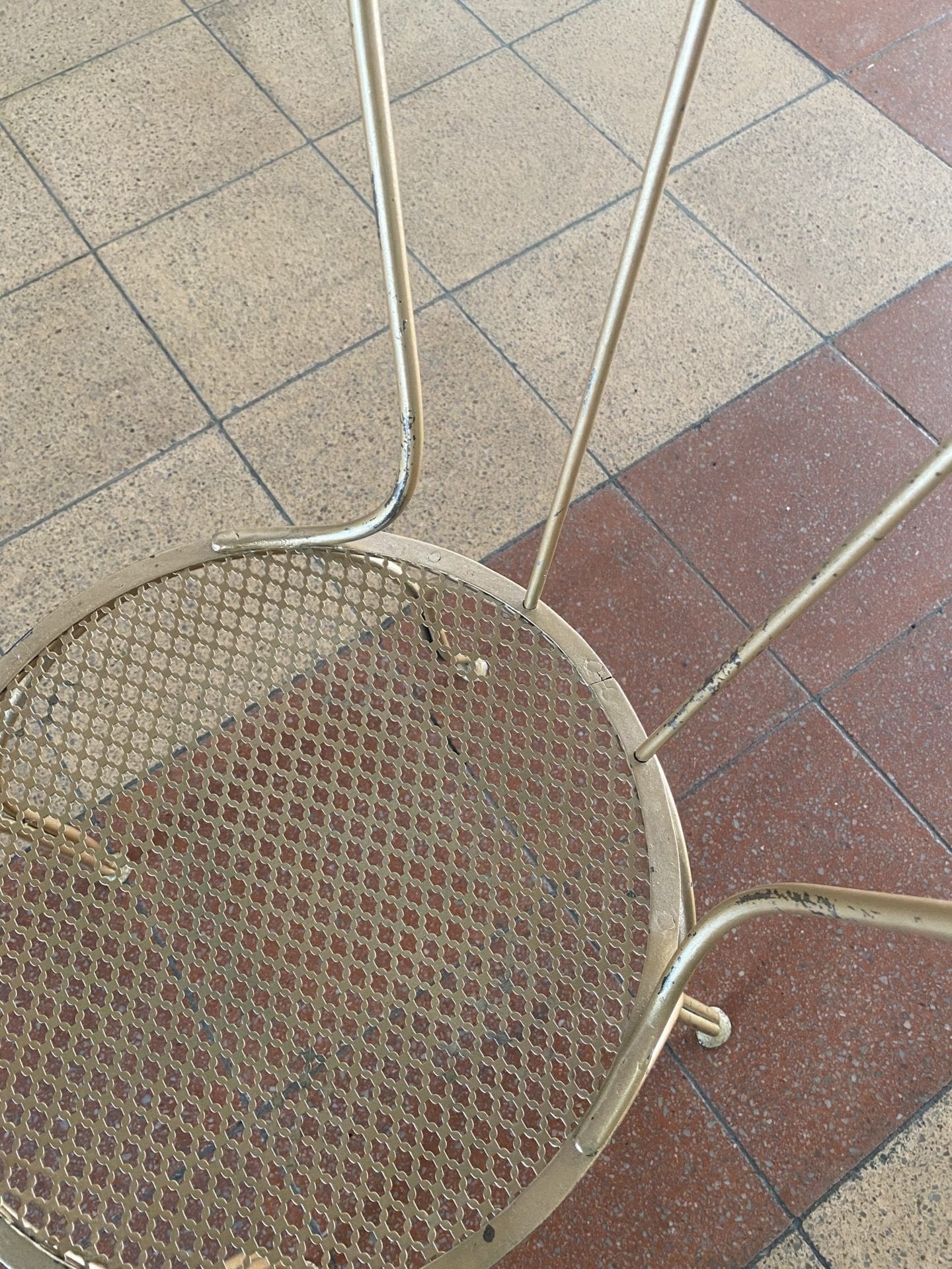 Suite de 4 chaises en métal doré fin XIXe-début XXe