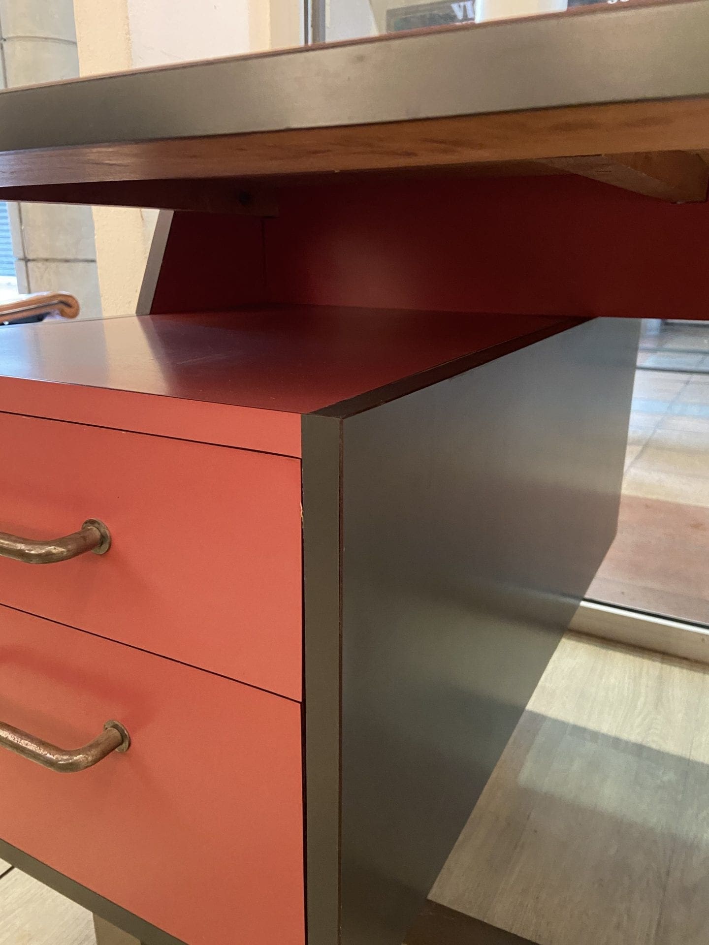 Bureau Vintage en Stratifié Rouge et Gris par Suzanne Guiguichon, Circa 1962