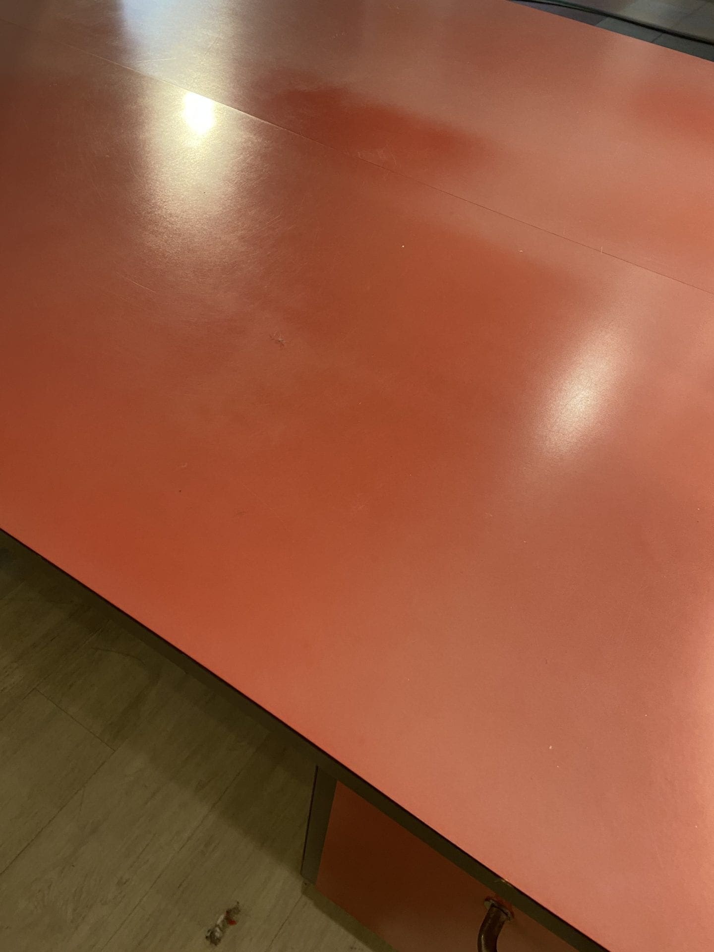 Bureau Vintage en Stratifié Rouge et Gris par Suzanne Guiguichon, Circa 1962