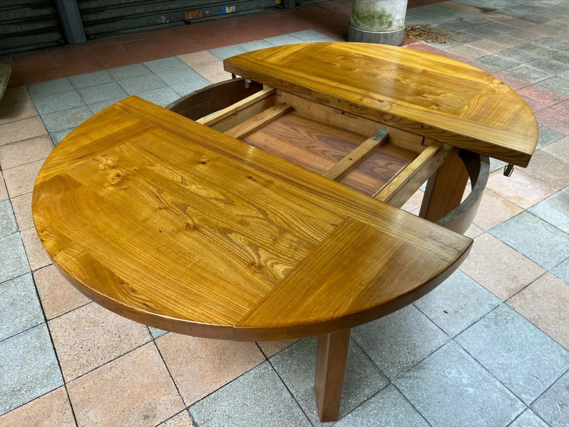 Table à Manger Maison Regain – Orme Massif (1972)