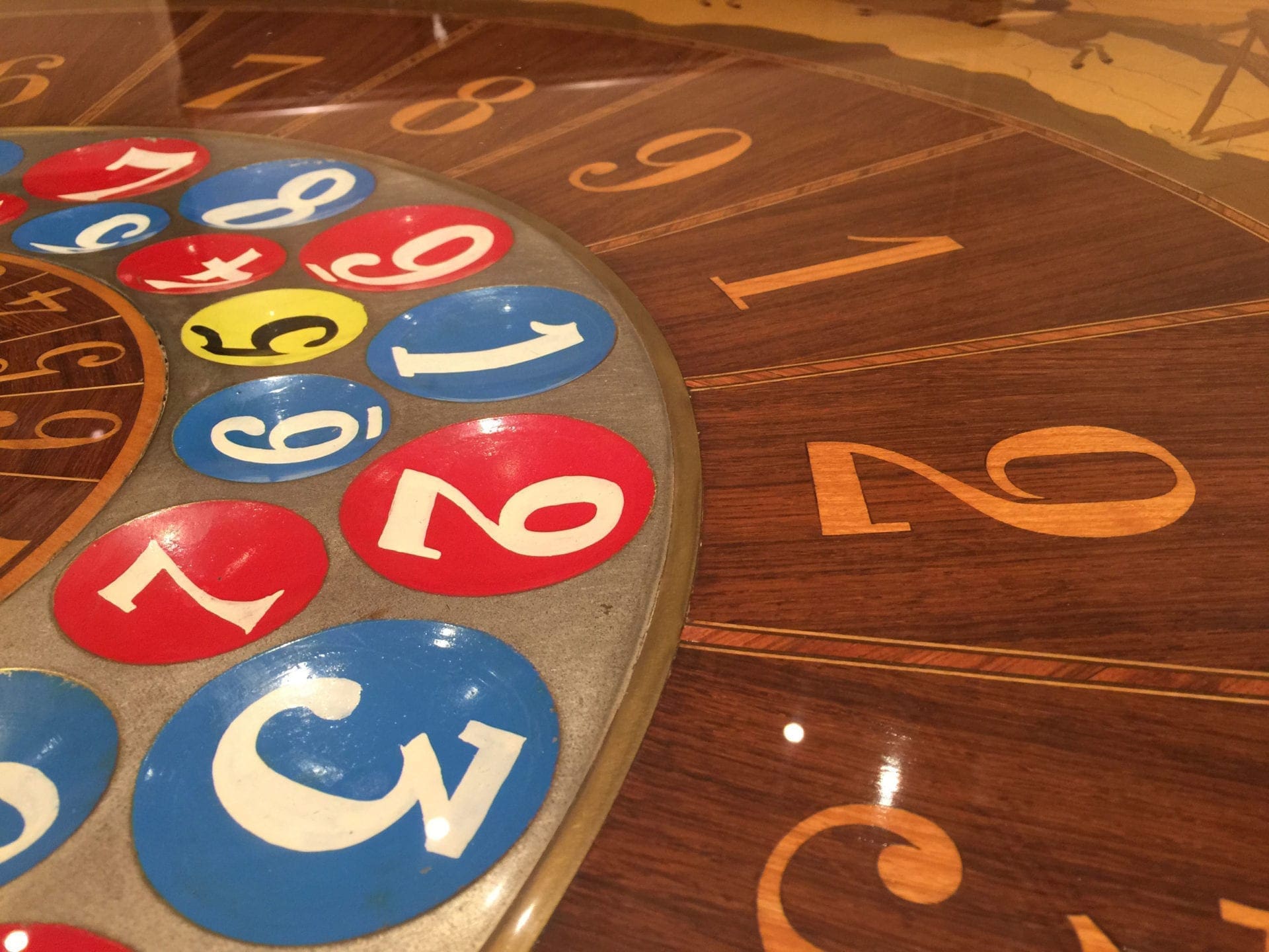 Table de Casino – Table de Jeu de Boule en Noyer massif restaurée avec soin  à vendre